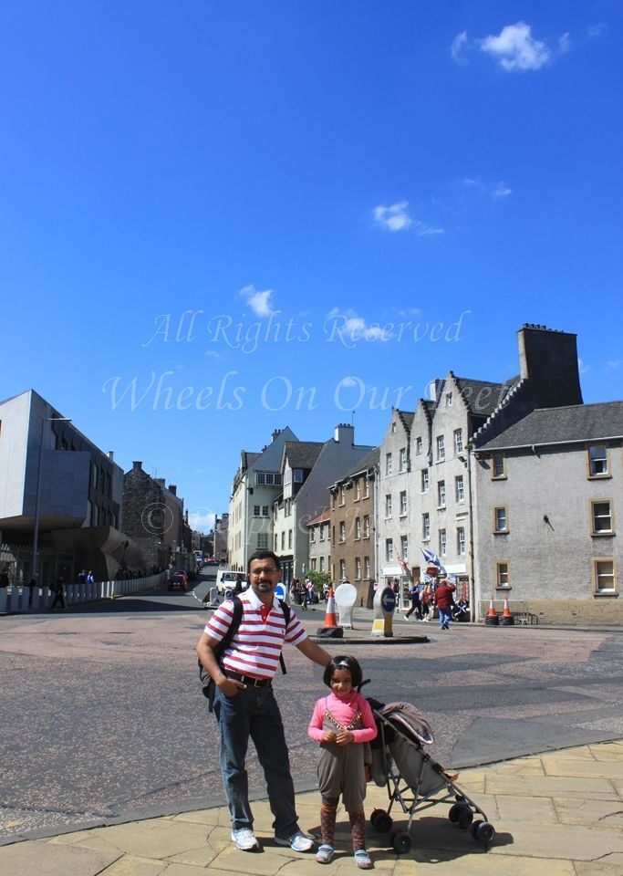 Walk down the Royal Mile in Edinburgh (Scotland)