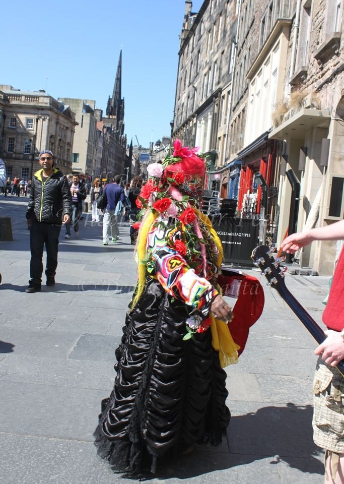 Walk down the Royal Mile in Edinburgh (Scotland)