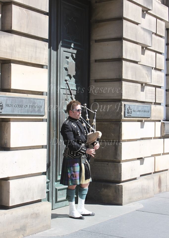 Walk down the Royal Mile in Edinburgh (Scotland)