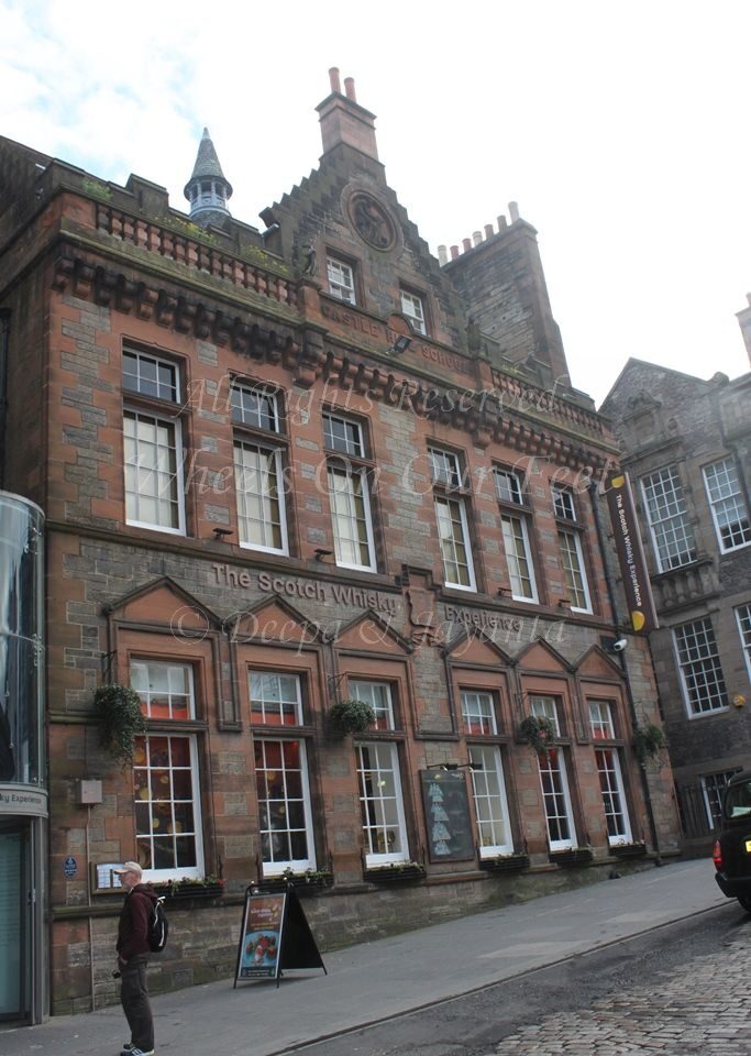 Walk down the Royal Mile in Edinburgh (Scotland)