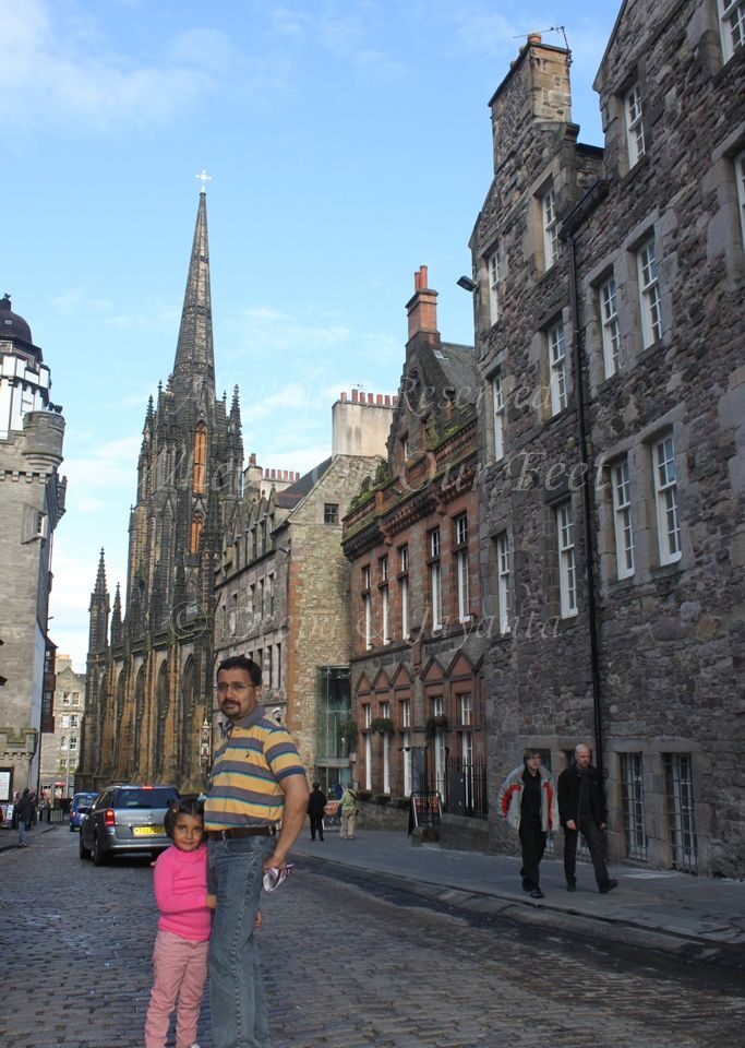 Walk down the Royal Mile in Edinburgh (Scotland)