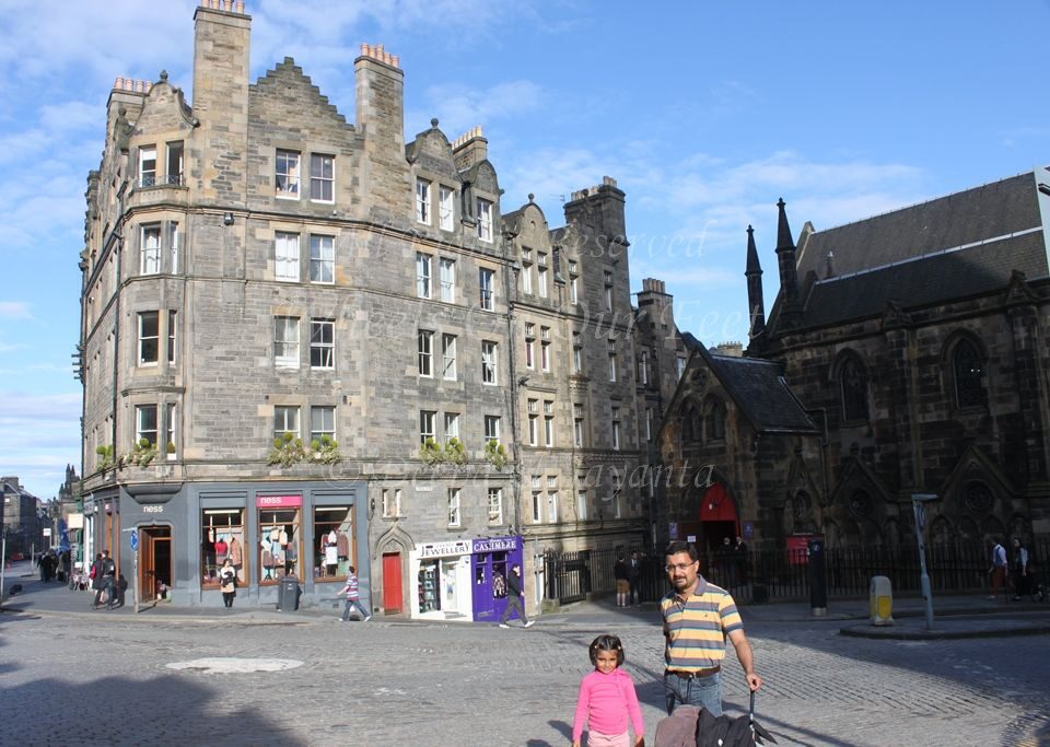 Walk down the Royal Mile in Edinburgh (Scotland)