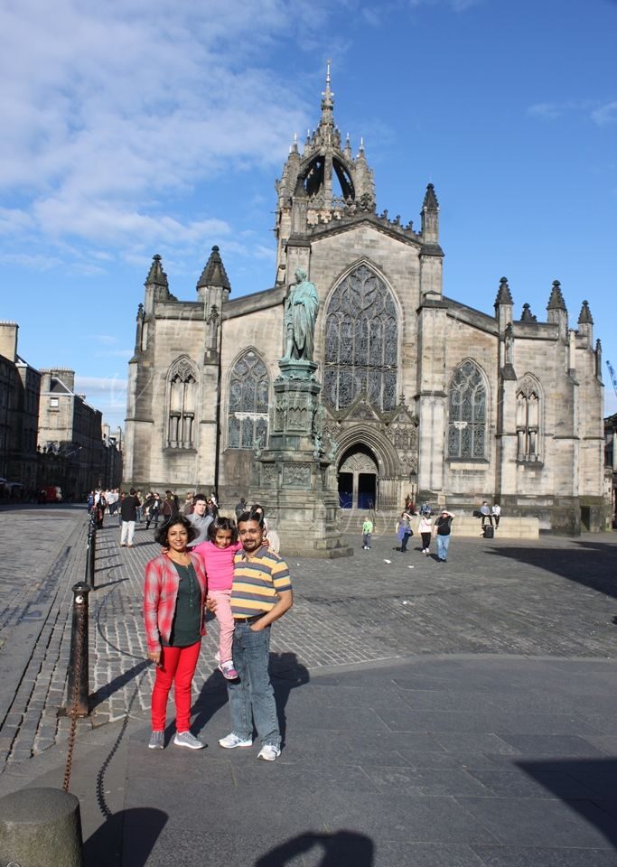 Walk down the Royal Mile in Edinburgh (Scotland)