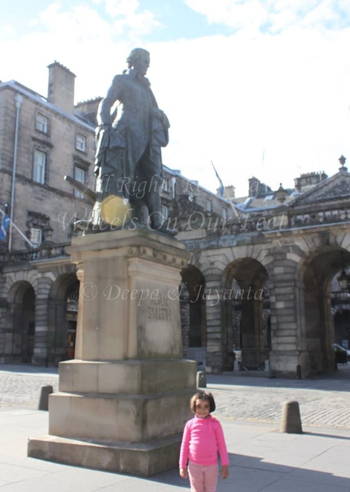 Walk down the Royal Mile in Edinburgh (Scotland)