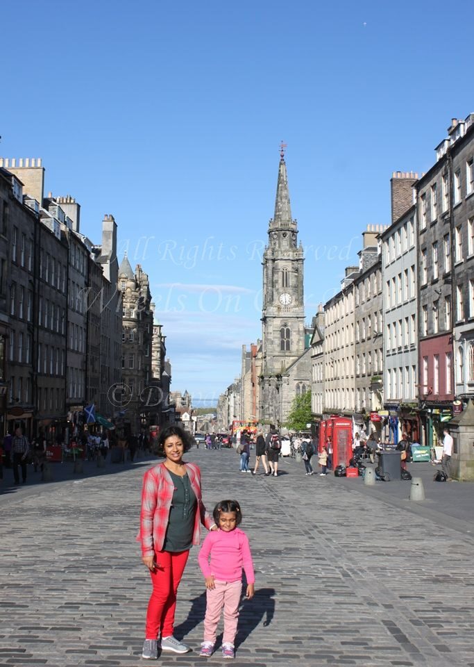 Walk down the Royal Mile in Edinburgh (Scotland)