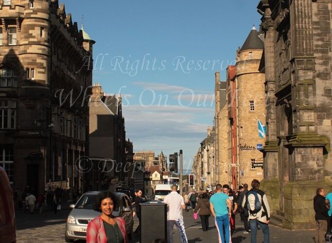 Walk down the Royal Mile in Edinburgh (Scotland)