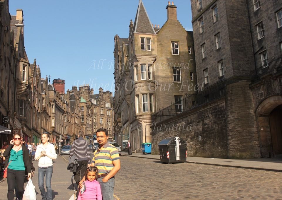 Walk down the Royal Mile in Edinburgh (Scotland)