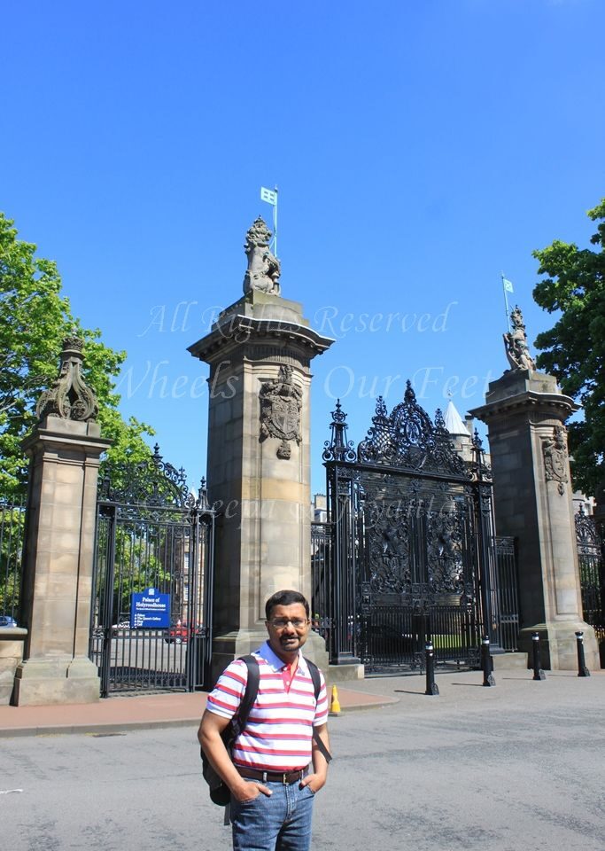 Walk down the Royal Mile in Edinburgh (Scotland)