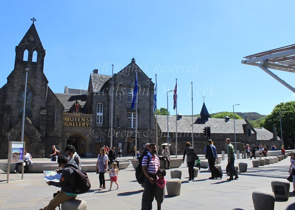 Walk down the Royal Mile in Edinburgh (Scotland)