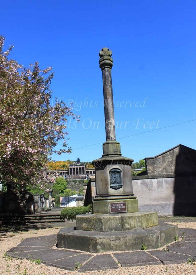 Walk down the Royal Mile in Edinburgh (Scotland)