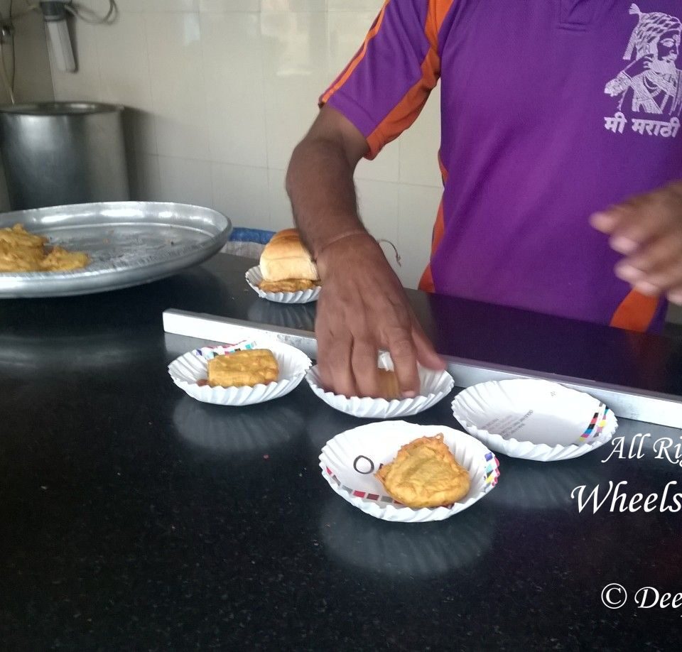 Stop by Shri Dutt Vada Pav while driving to Kashi in Maharashtra