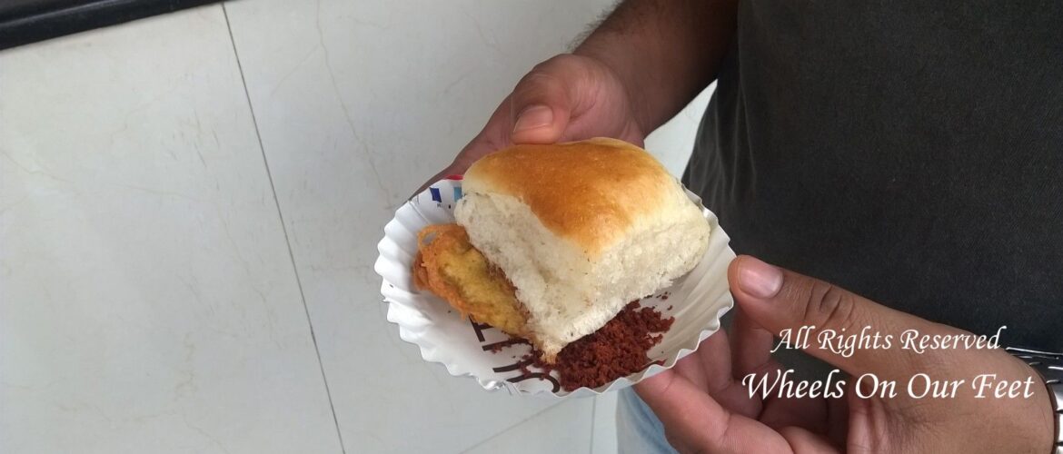 Stop by Shri Dutt Vada Pav while driving to Kashi in Maharashtra