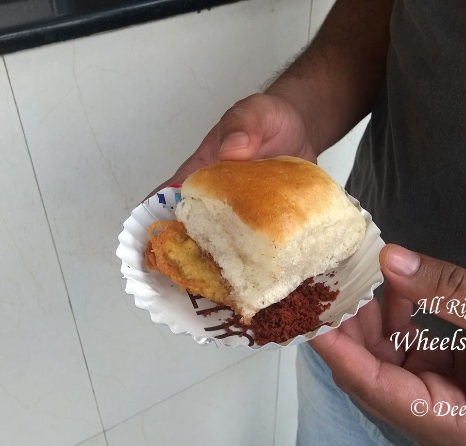 Stop by Shri Dutt Vada Pav while driving to Kashi in Maharashtra