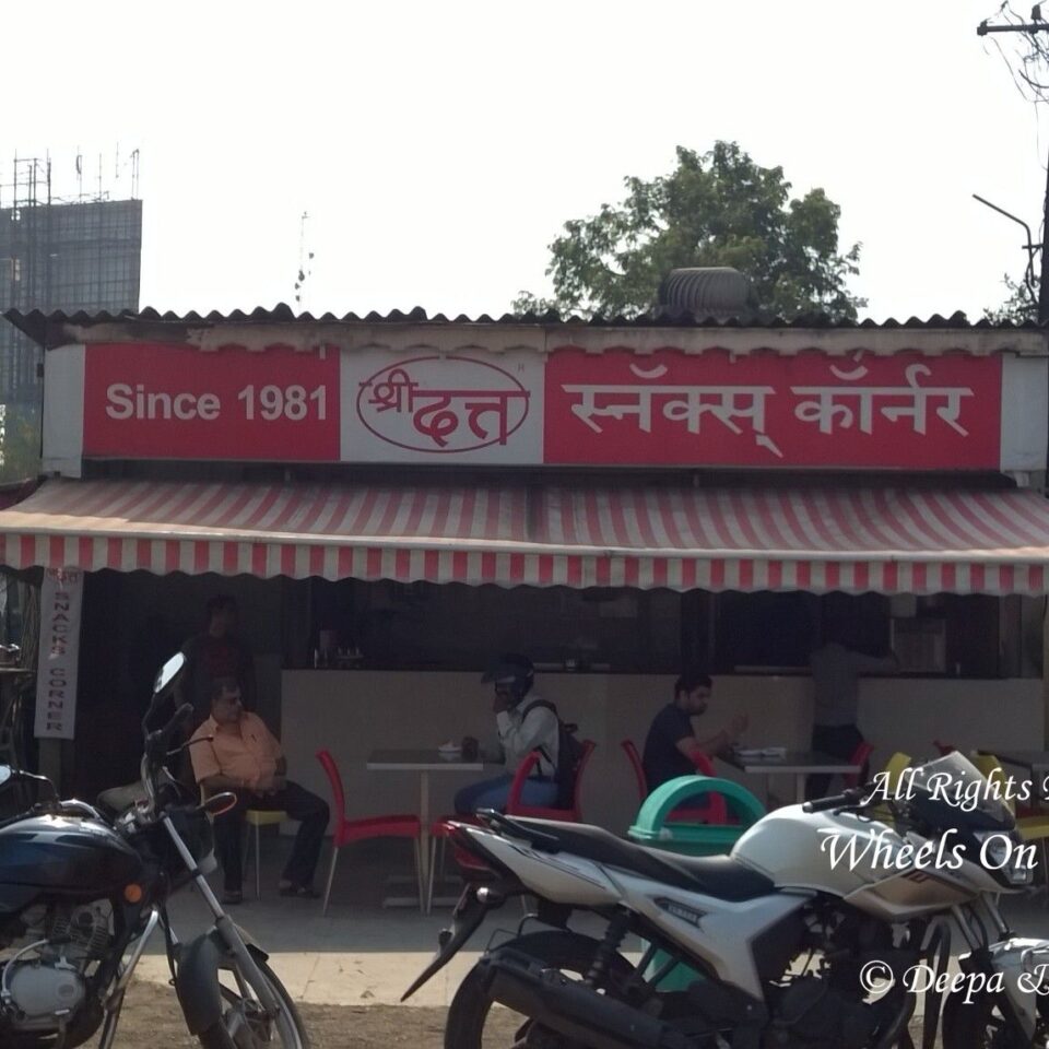 Stop by Shri Dutt Vada Pav while driving to Kashi in Maharashtra